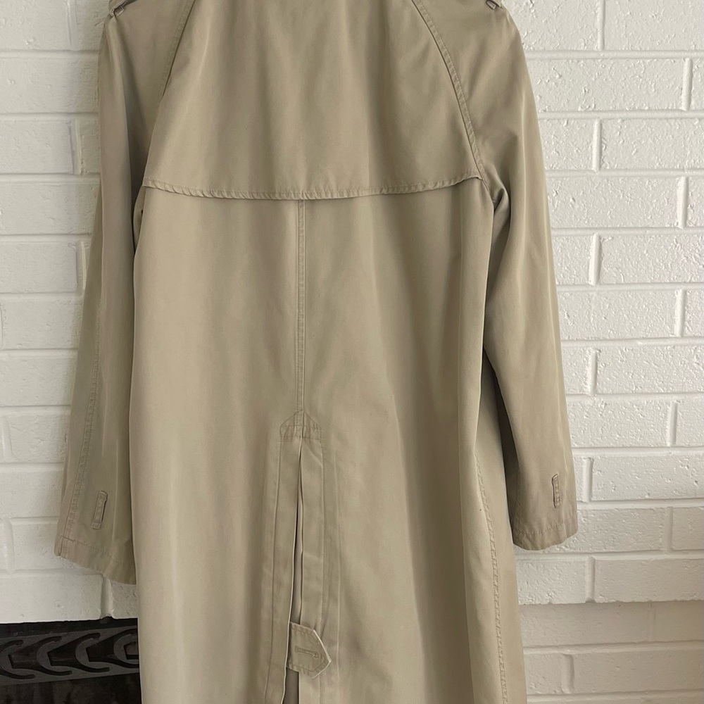 DKNY Classic Trench Coat. Size L. Excellent used condition. Epaulettes, belts. - Picture 7 of 11